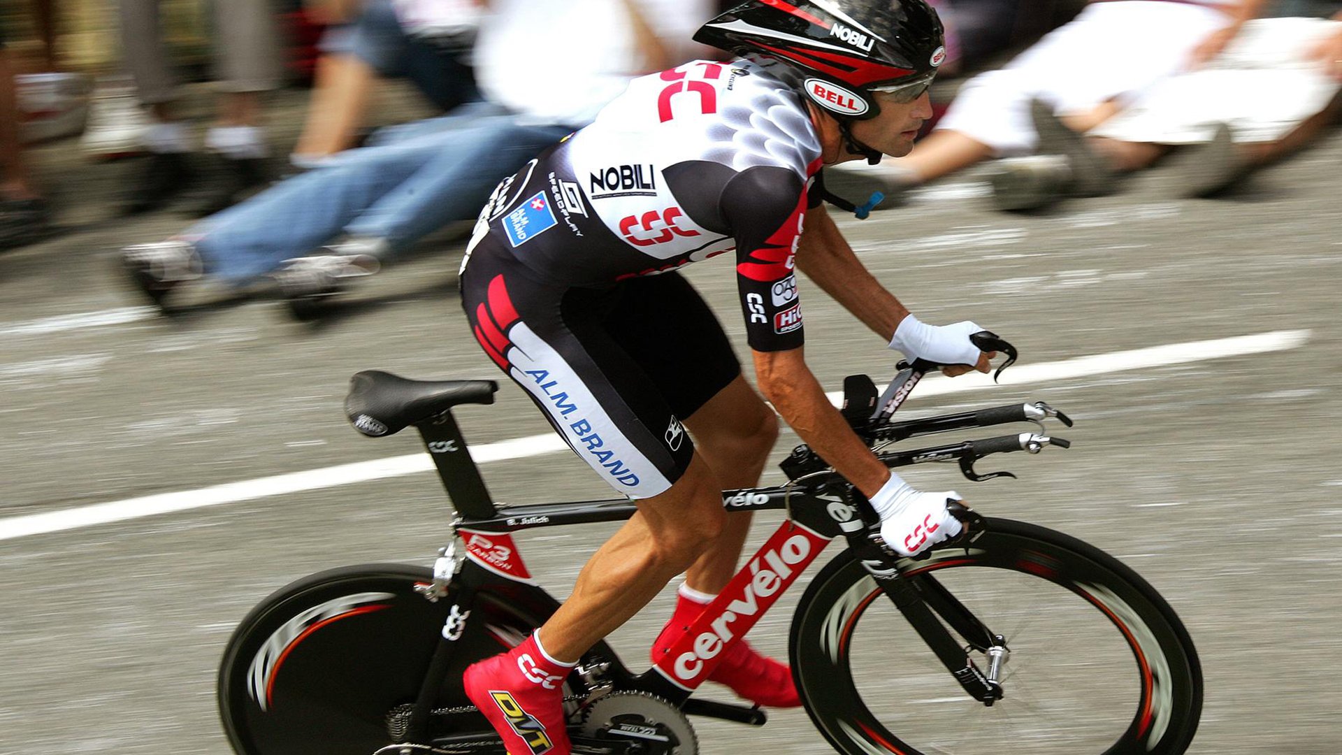 瑞士骑手马丁·福克斯（Martin Fuchs）在巴黎奥运会上与“Leone Jei”马匹共同夺得障碍赛银牌，展现默契配合。